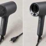 Panasonic EH-NA0Kの外観を参考に、後部の吸込口を左、前部の吹出口を右に並べたAI生成画像。